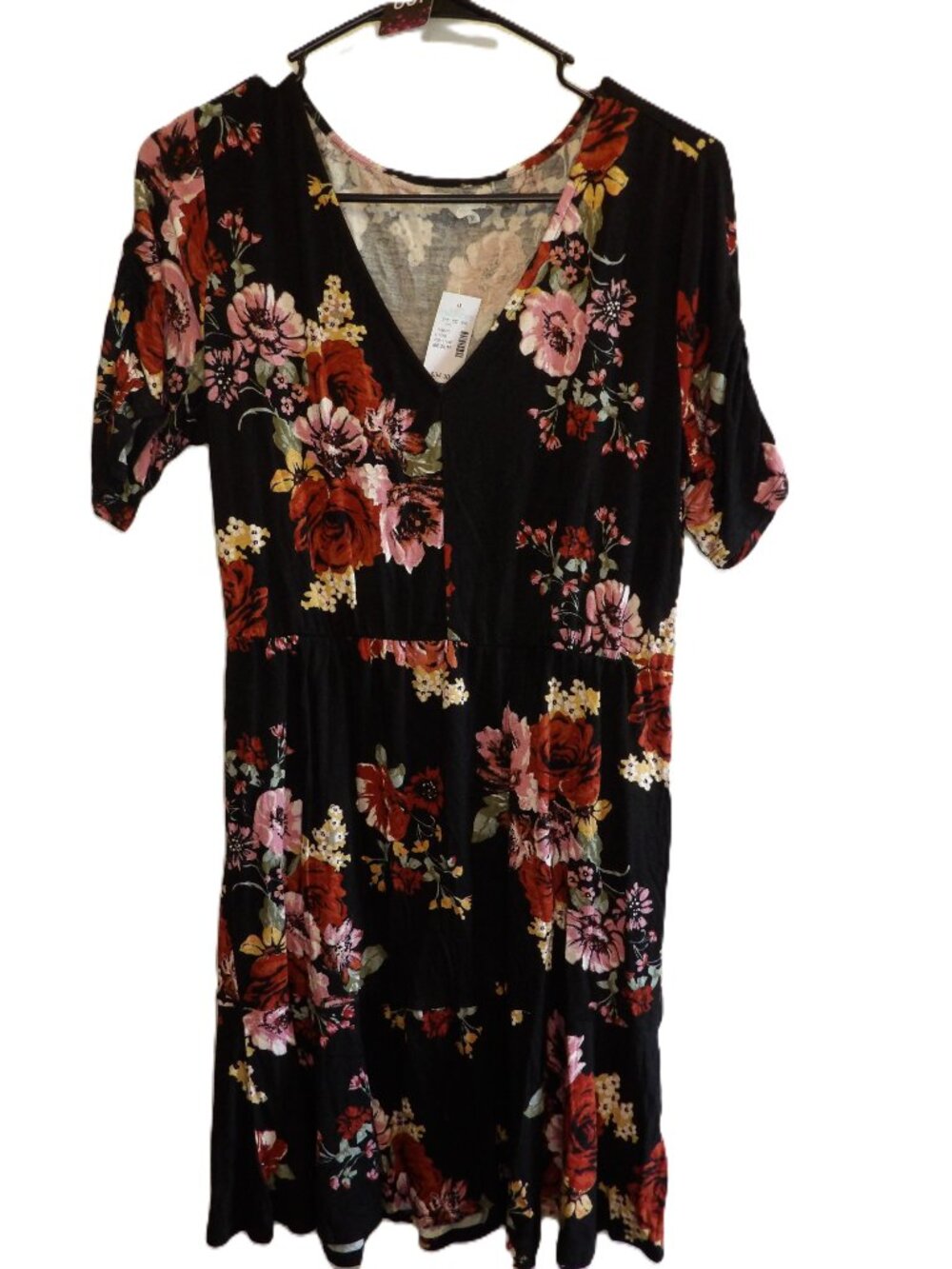 Maurices, NWT Black scrunched sleeve floral V-neck dress (Women's Medium)